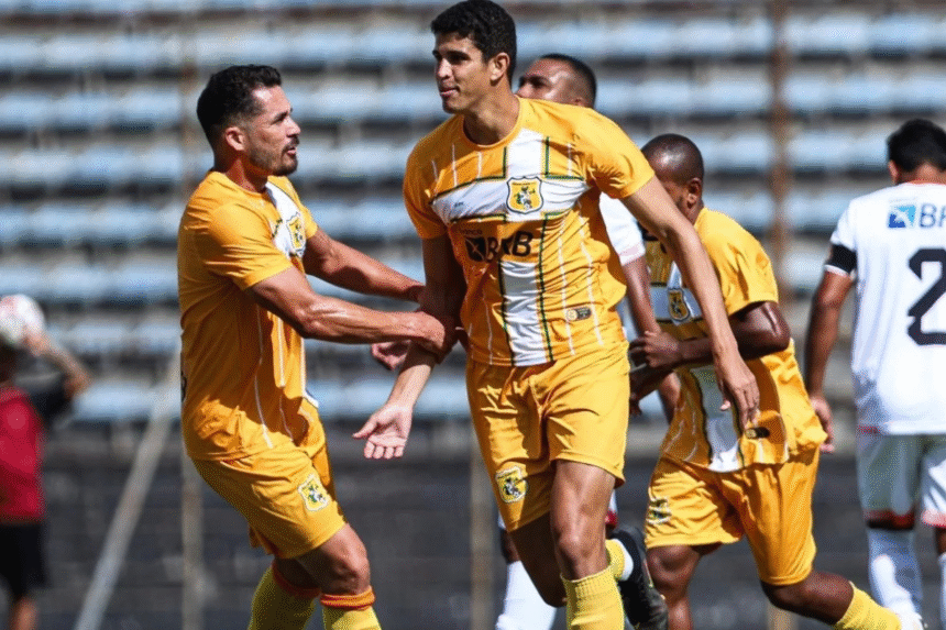 Jogadores voltam ao Brasiliense após passagem pelo Floresta-CE Rubens comemorando gol pelo Brasiliense