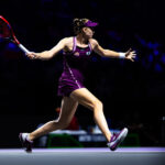 Rybakina vence Swiatek e avança para semifinal da WTA Finals Rybakina ends losing streak to Swiatek, advances to first WTA Finals semifinal