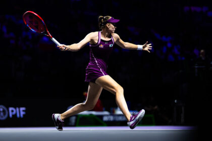 Rybakina vence Swiatek e avança para semifinal da WTA Finals Rybakina ends losing streak to Swiatek, advances to first WTA Finals semifinal