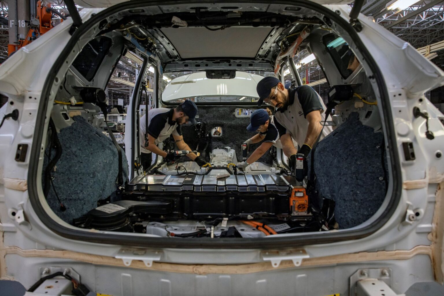 Indústria brasileira vê empregos despencarem em 2,5 anos