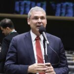 Após derrota, líder do PT admite crise de confiança do governo com Hugo