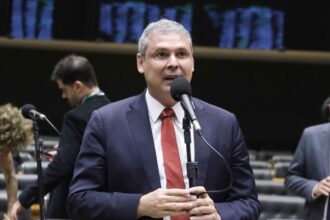 Após derrota, líder do PT admite crise de confiança do governo com Hugo