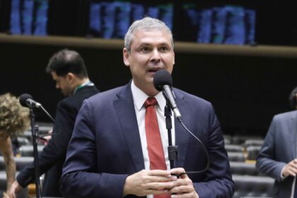 Após derrota, líder do PT admite crise de confiança do governo com Hugo