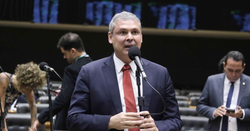 Após derrota, líder do PT admite crise de confiança do governo com Hugo