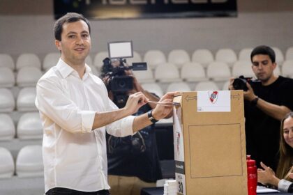 Stefano Di Carlo é eleito novo presidente do River Plate Stefano Di Carlo ganó las elecciones y es el nuevo presidente de River Plate