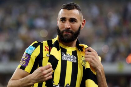 Al-Ittihad e Al-Shabab: como assistir ao jogo ao vivo Karim Benzema com a camisa do Al-Ittihad