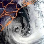 Ciclone traz chuvas intensas e ventos de até 100 km/h Ciclone chega nos próximos dias e deve provocar chuva forte e ventos superiores a 100 km/h