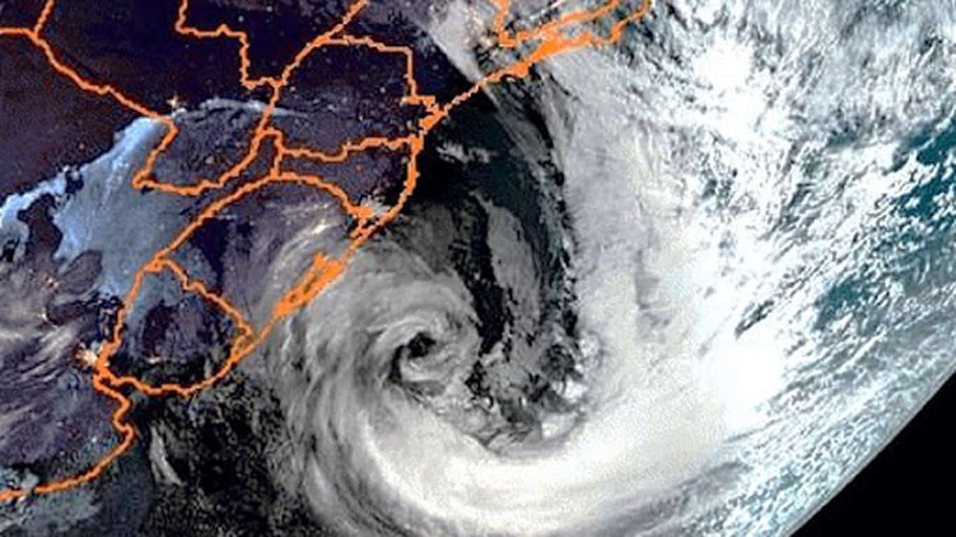 Ciclone traz chuvas intensas e ventos de até 100 km/h Ciclone chega nos próximos dias e deve provocar chuva forte e ventos superiores a 100 km/h