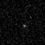 Sonda Tianwen 1 da China registra imagens do cometa 3I/ATLAS black and white photo of a comet, seen as a blurry white orb, in deep space, with fuzzy and distant stars all around