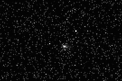 Sonda Tianwen 1 da China registra imagens do cometa 3I/ATLAS black and white photo of a comet, seen as a blurry white orb, in deep space, with fuzzy and distant stars all around