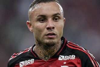 Everton Cebolinha em ação pelo Flamengo contra o Botafogo-PB, na Copa do Brasil