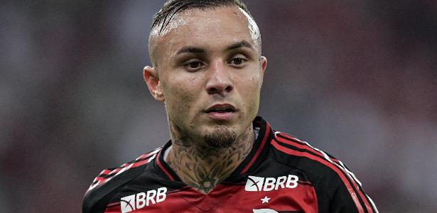 Everton Cebolinha em ação pelo Flamengo contra o Botafogo-PB, na Copa do Brasil