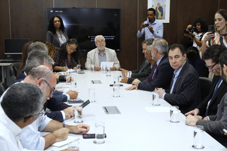 Governo e servidores firmam acordo de reajuste de 17,5% no auxílio alimentação WhatsApp Image 2025-11-06 at 13.07.49 (1).jpeg