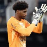 Escalações de Corinthians e Grêmio no Brasileirão 2025 Hugo Souza, do Corinthians, em ação contra o Atlético-MG, pelo Campeonato Brasileiro