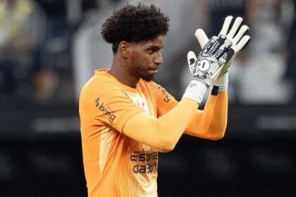 Hugo Souza, do Corinthians, em ação contra o Atlético-MG, pelo Campeonato Brasileiro