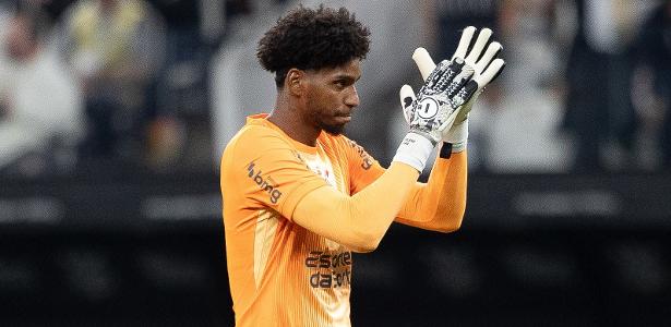 Hugo Souza, do Corinthians, em ação contra o Atlético-MG, pelo Campeonato Brasileiro
