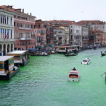 Greta Thunberg colore Canal de Veneza de verde durante protesto e acaba proibida de entrar na cidade; vídeo