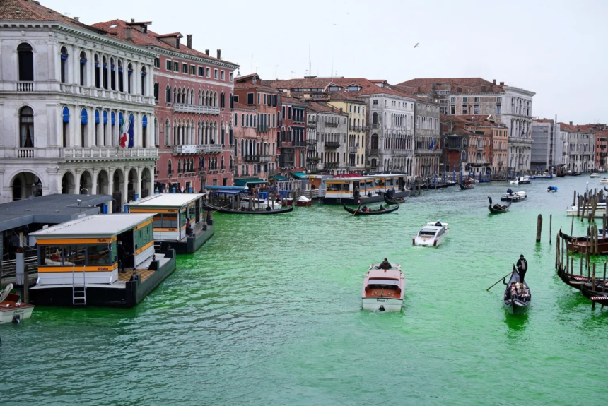 Greta Thunberg colore Canal de Veneza de verde durante protesto e acaba proibida de entrar na cidade; vídeo