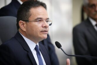 Ministro do TSE destranca inquérito contra presidente da Assembleia de Alagoas, alvo da PF em 2022