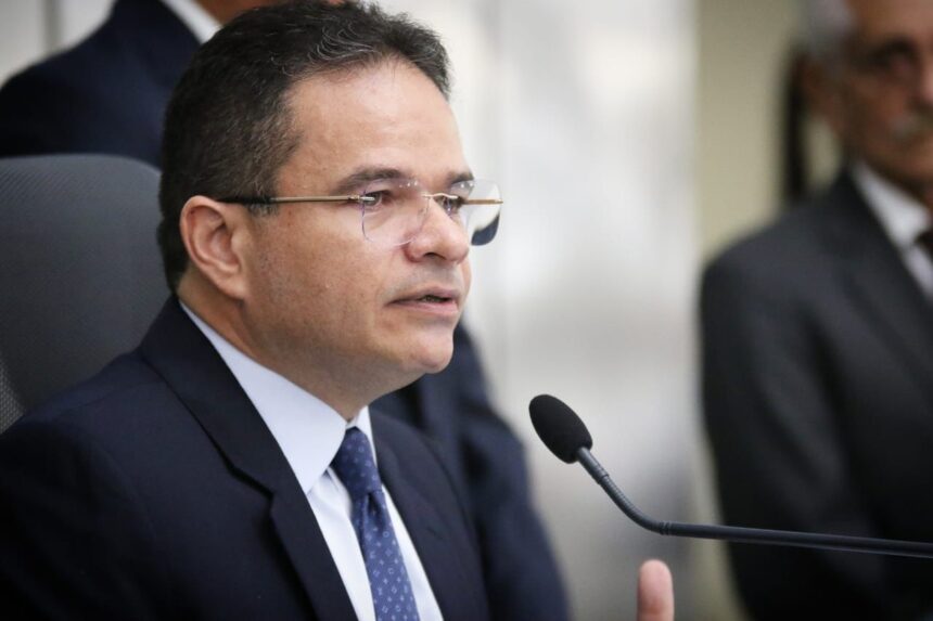 Ministro do TSE destranca inquérito contra presidente da Assembleia de Alagoas, alvo da PF em 2022