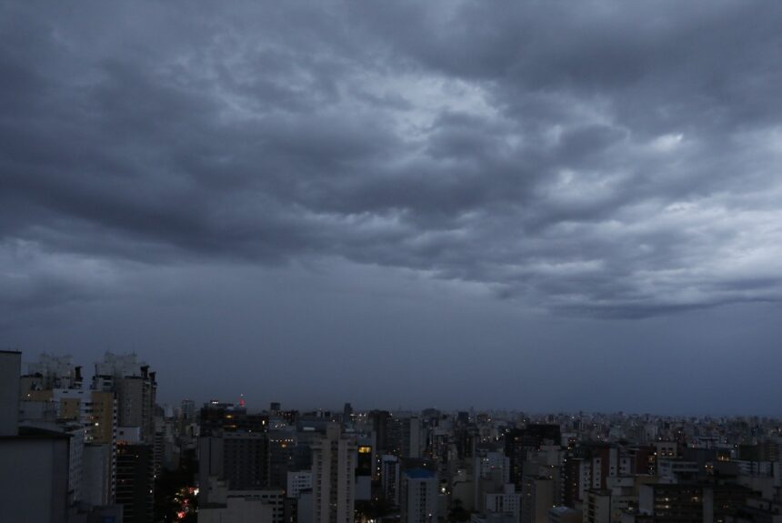 Minas, Rio e SP terão chuvas fortes nesta sexta-feira; veja como será o fim de semana