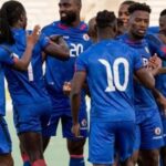 Haiti busca Copa após 52 anos, mas enfrenta violência em casa Jogadores do Haiti comemoram gol marcado durante jogo pelas Eliminatórias para a Copa
