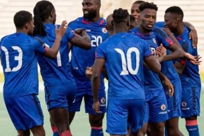 Haiti busca Copa após 52 anos, mas enfrenta violência em casa Jogadores do Haiti comemoram gol marcado durante jogo pelas Eliminatórias para a Copa