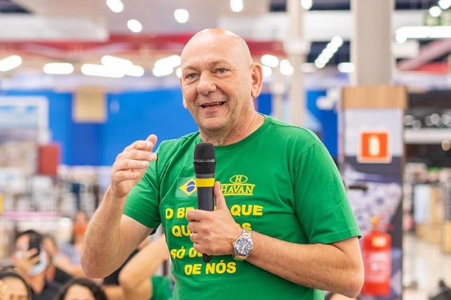 Véio da Havan presenteia clientes com Natal Coca-Cola Véio da Havan traz presente de Natal padrão Coca-Cola não apenas para os clientes da loja