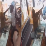 Joalheiro de Ahmedabad agride mulher após ataque com pimenta Ahmedabad Jeweller Slaps Woman Over 15 Times After She Tries To Attack With Chilli Powder: ‘Kind Of Equality...’ | Video | Viral News