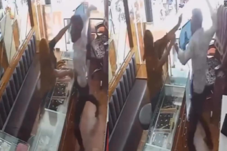 Ahmedabad Jeweller Slaps Woman Over 15 Times After She Tries To Attack With Chilli Powder: ‘Kind Of Equality...’ | Video | Viral News