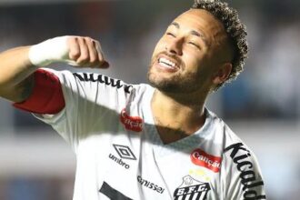 Neymar celebra gol do Santos sobre o Sport em duelo do Brasileirão