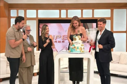 Luciana Gimenez celebra aniversário em entrevista no SuperPop Luciana Gimenez comemora aniversário sendo sabatinada por jornalistas no SuperPop