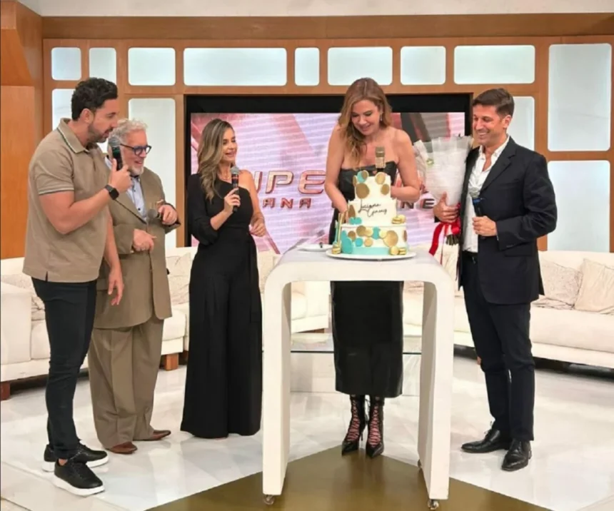 Luciana Gimenez comemora aniversário sendo sabatinada por jornalistas no SuperPop