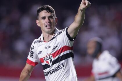 Oscar comemora gol marcado pelo São Paulo contra o Corinthians no Paulistão