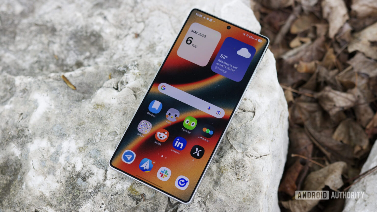 Galaxy S25 Ultra da Samsung tem desconto antecipado de Black Friday The Samsung Galaxy S25 Ultra laying outside with its display on.