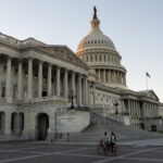 Senadores aprovam acordo para evitar 'shutdown' nos EUA Em votação preliminar, senadores americanos aprovam acordo para acabar com 'shutdown' nos EUA