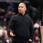 Tyronn Lue comenta sobre derrota dos Clippers para os Mavericks Tyronn Lue Makes Concerning Statement As Clippers Fall To 5-15 With Loss To Mavericks
