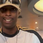 Torcedor do Atlético exibe réplica do troféu da Copa Sul-Americana em Assunção (foto: Reprodução)