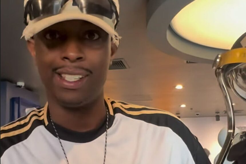 Torcedor do Atlético recebe pacote VIP para final da Sul-Americana Torcedor do Atlético exibe réplica do troféu da Copa Sul-Americana em Assunção (foto: Reprodução)