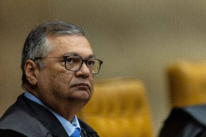 Dino critica 'grave afronta' ao STF em investigação de emendas Dino aponta 'grave afronta' ao STF em nova decisão que manda investigar suspeitas de irregularidades em emendas