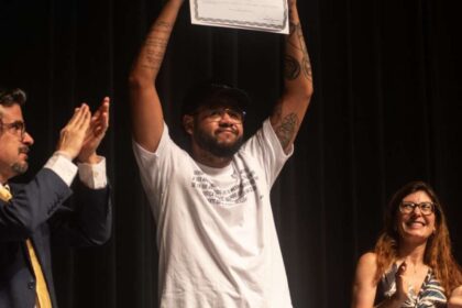 Rapper é homenageado com título Honoris Causa da UFRGS rapper recebe título Honoris Causa da UFRGS