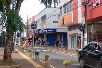 Comércio de Santa Bárbara terá horário especial nesta quinta-feira; bancos e repartições públicas não abrem