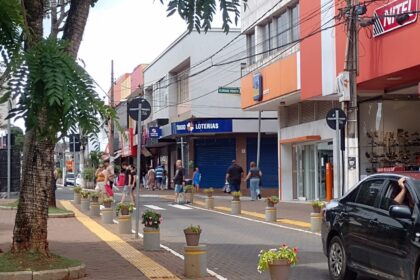 Comércio de Santa Bárbara com horário especial na quinta-feira Comércio de Santa Bárbara terá horário especial nesta quinta-feira; bancos e repartições públicas não abrem