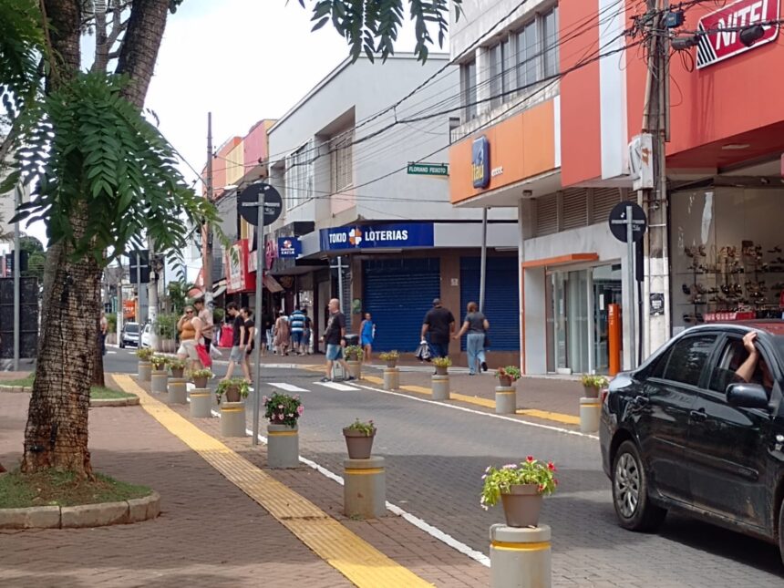 Comércio de Santa Bárbara terá horário especial nesta quinta-feira; bancos e repartições públicas não abrem