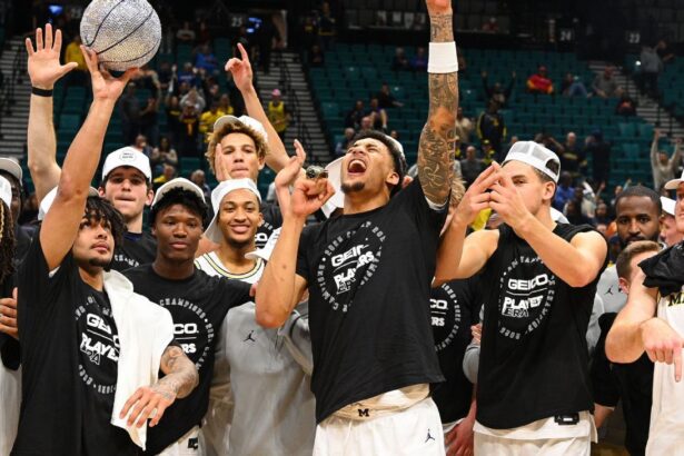 Michigan rises to No. 3 in AP Top 25 men's basketball poll