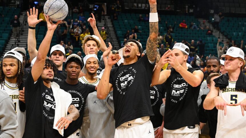 Michigan atinge a terceira posição no ranking da AP de basquete Michigan rises to No. 3 in AP Top 25 men's basketball poll