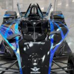 Drugovich pilota carro da Fórmula E em aeroporto de SP - 03/12/2025 - Mônica Bergamo