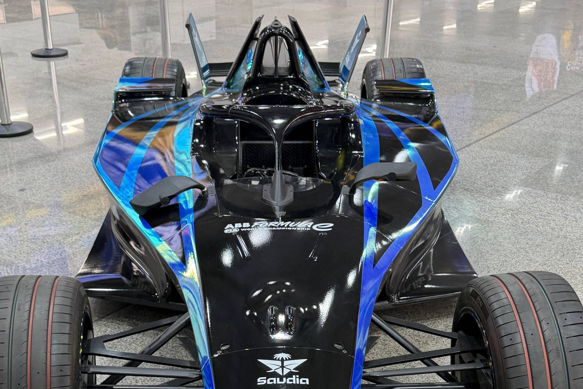 Drugovich pilota carro da Fórmula E em aeroporto de SP - 03/12/2025 - Mônica Bergamo