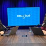 C-Level Call não ocorrerá nesta quinta-feira, 18 de dezembro Duas mulheres sentadas em frente a uma mesa de madeira em estúdio com fundo azul escuro. Ambas usam laptops e falam em microfones de mesa. Ao fundo, tela exibe logo