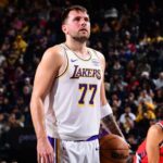 Lakers perdem Luka Doncic por contusão na perna contra Clippers Lakers lose Luka Doncic to leg contusion vs. Clippers